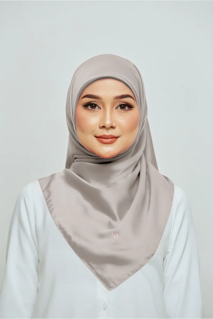 AUREA SATIN SQUARE – Grey Early Frost